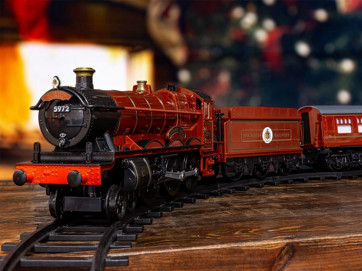 Lionel Battery-Operated Hogwarts Express Toy Train Set with Locomotive, Train Cars, Track & Remote with Authentic Train Sounds, & Lights for Kids 4 