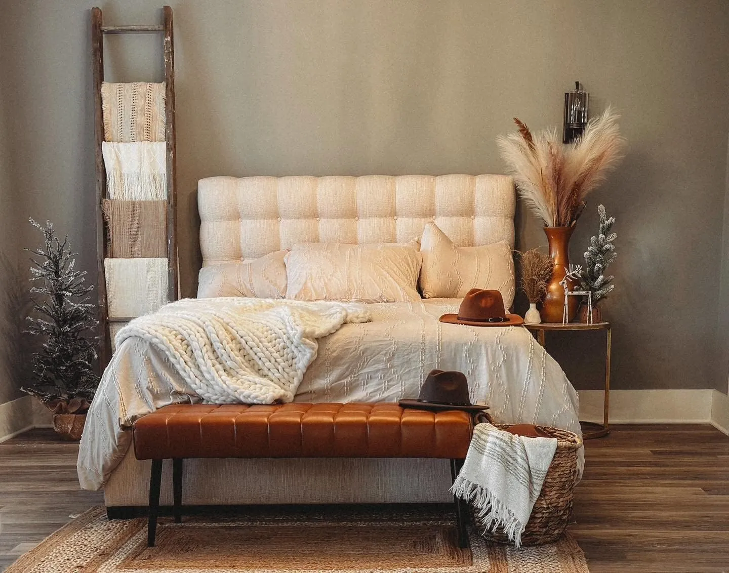 LUE BONA 44.5” End of Bed Bench, Leather Tufted Upholstered Bedroom Bench, Modern Ottoman Bench with Metal Legs for Living Room, Entryway, Dining Room, 300LB, Whiskey Brown