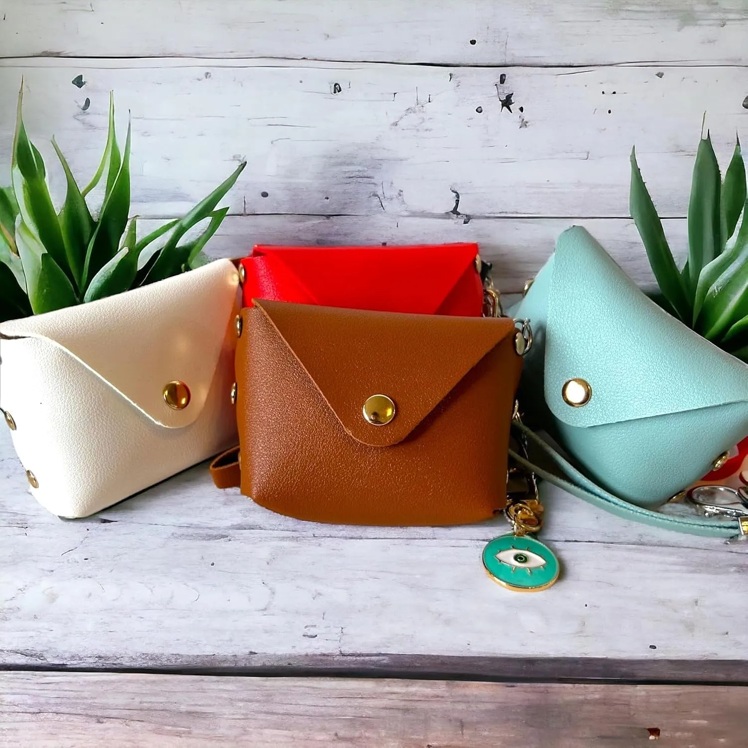 Luzia Chic Wristlet Purse