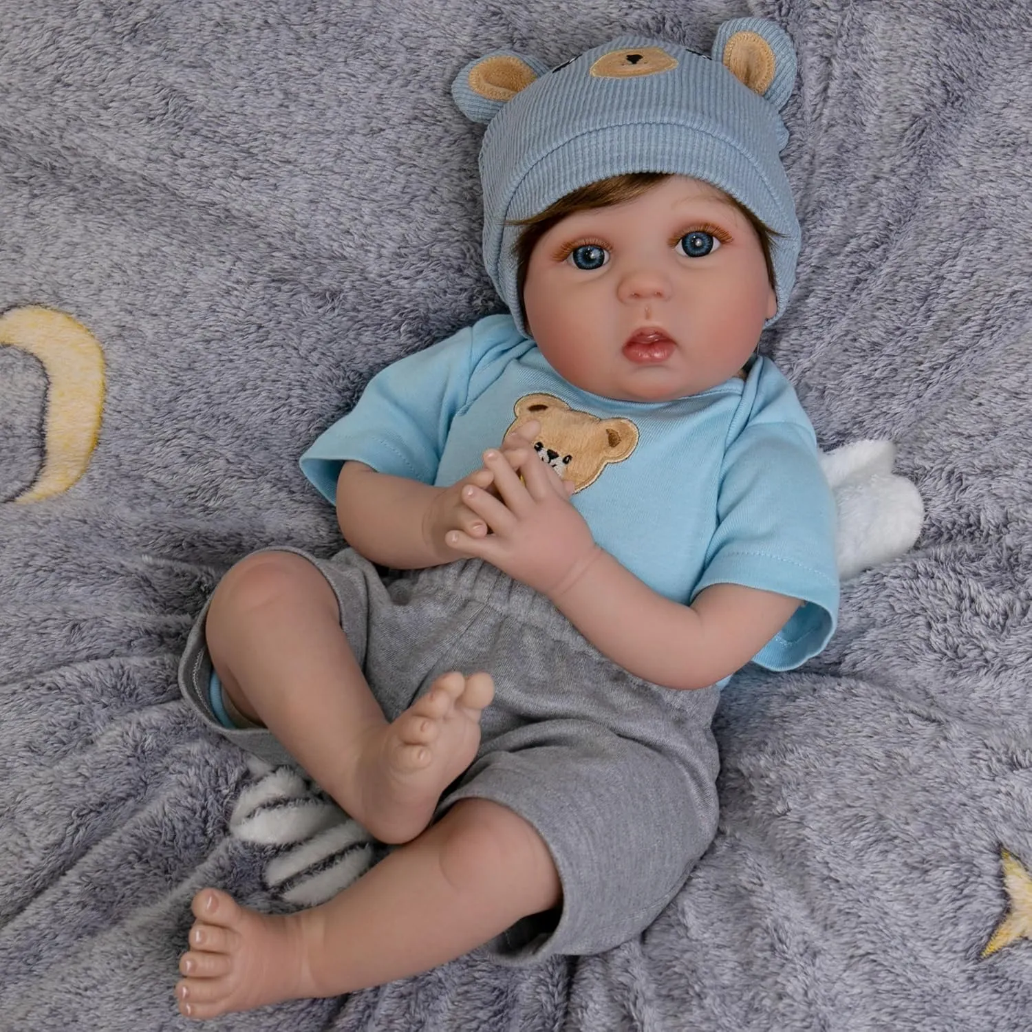 Reborn Baby Dolls Clothes for Boys and Girls 17-22 Inches Blue Bear Patterned Fashion Realistic Baby Doll Clothes Accessories Set for Newborn Baby Dolls Boy