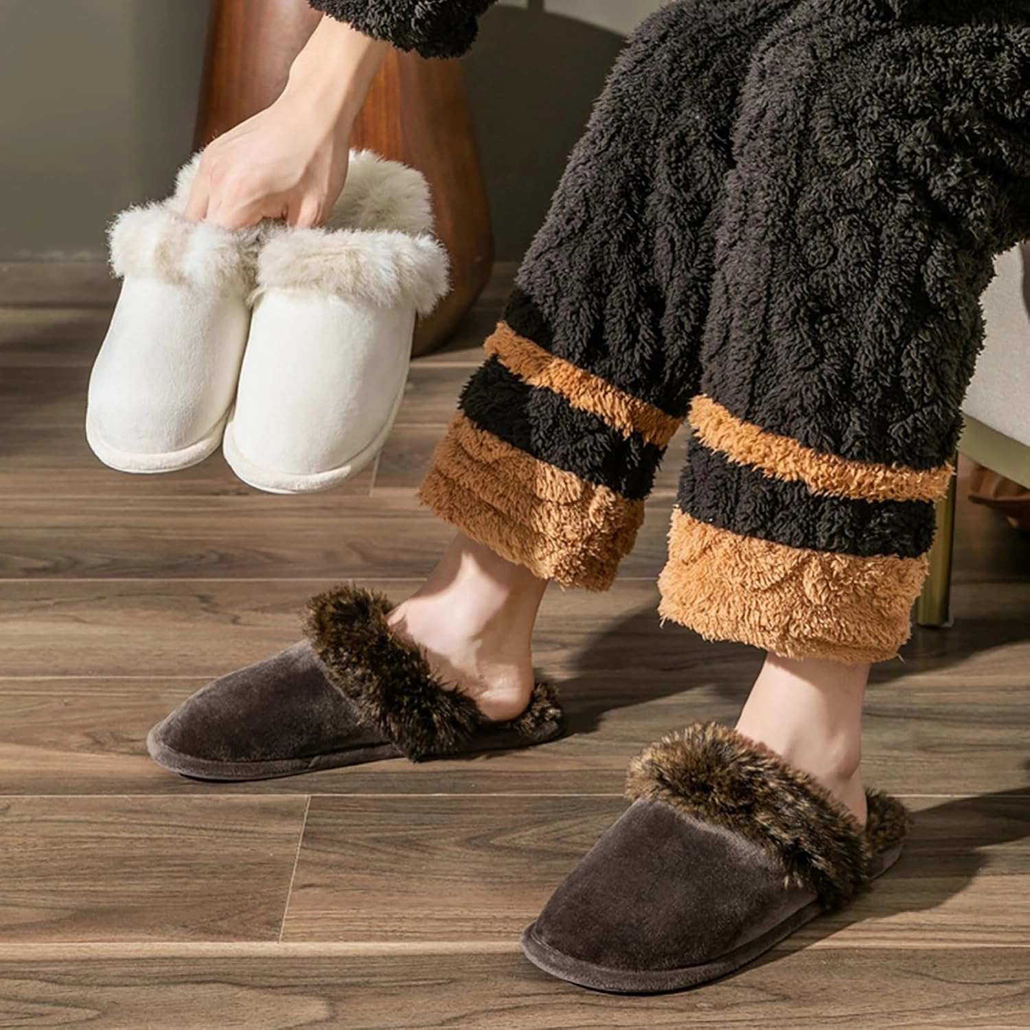 Women's and Men's Artificial Fluffy Slippers, Couple Plush Memory Foam Slippers, Ladies Warm Slip on Slippers with Faux Fur Lining, Winter Non-Slip Indoor House Shoes